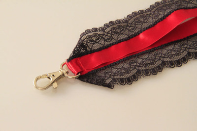 Umhängeband mit Wäschespitze | Lanyards | Satin | kirschrot-schwarz