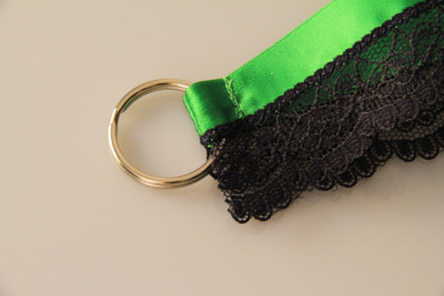 Schlüsselanhänger mit marine Spitze | Satin | grün-marine | 40 mm breit