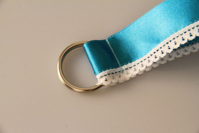 Schlüsselanhänger mit weißer Spitze | Satin | aqua-weiss | 35 mm breit