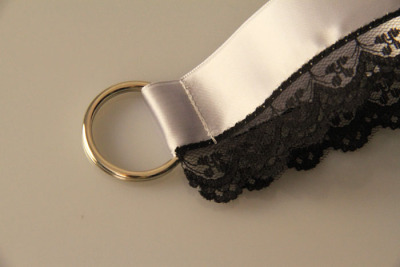 Schlüsselanhänger mit schwarzer Spitze | Satin | grau-schwarz | 42 mm breit