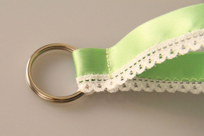 Schlüsselanhänger mit weißer Spitze | Satin | mint-weiss | 22 mm breit