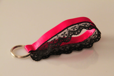 Schlüsselanhänger mit schwarzer Spitze | Satin | pink-schwarz | 35 mm breit