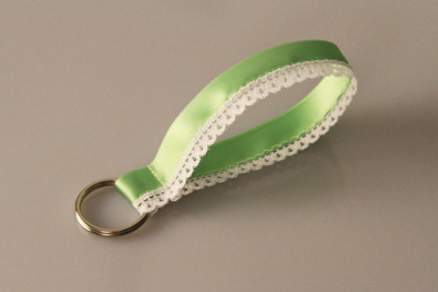 Schlüsselanhänger mit weißer Spitze | Satin | mint-weiss | 22 mm breit