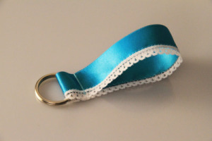 Schlüsselanhänger mit weißer Spitze | Satin | aqua-weiss | 35 mm breit