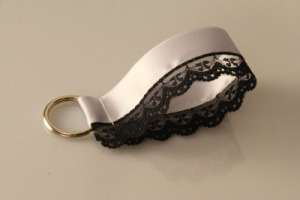 Schlüsselanhänger mit schwarzer Spitze | Satin | grau-schwarz | 42 mm breit