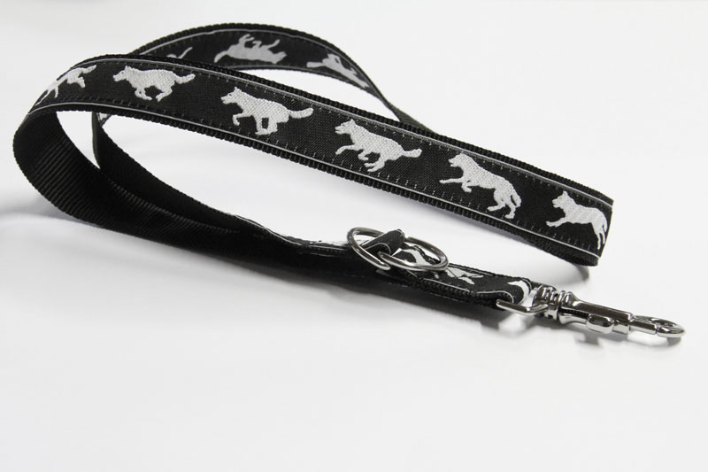 Kombi-Kurzleine Running Wolf | 25 mm Breite | 50 cm - 90 cm Längenverstellbar | Kurzführer mit 2D-Ringen zum Leinen-kombinieren Kombi-Kurzleine Running Wolf | 25 mm Breite | 50 cm - 90 cm Längenverstellbar | Kurzführer mit 2D-Ringen zum Leinen-kombinieren