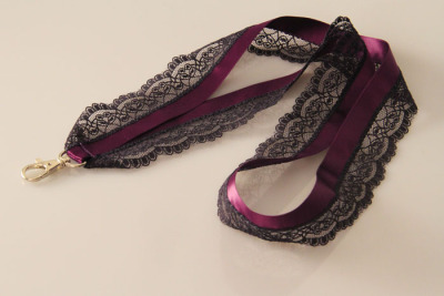Umhängeband mit Wäschespitze | Lanyards | Satin | aubergine-schwarz