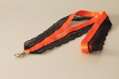 Umhängeband mit Wäschespitze | Lanyards | Satin | orange-schwarz