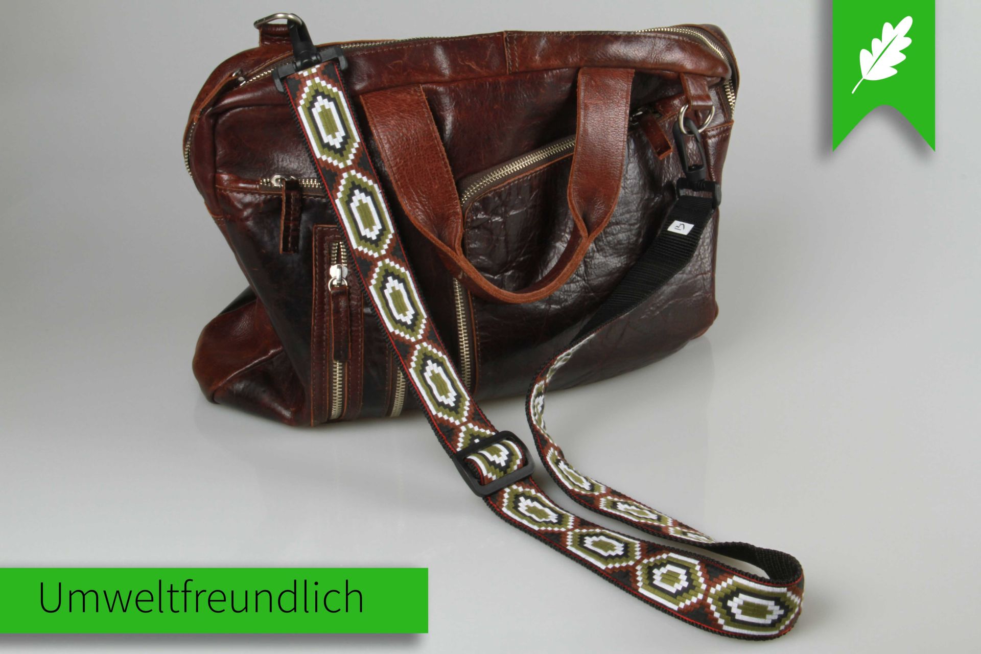 Taschengurt im Boho-Stil | Verstellbarer Schultergurt mit aufgesteppter Ethno-Borte | 40 mm Breite | Kunststoff-karabiner | Schwarz mit Borte Taschengurt im Boho-Stil | Verstellbarer Schultergurt mit aufgesteppter Ethno-Borte | 40 mm Breite | Kunststoff-karabiner | Schwarz mit Borte