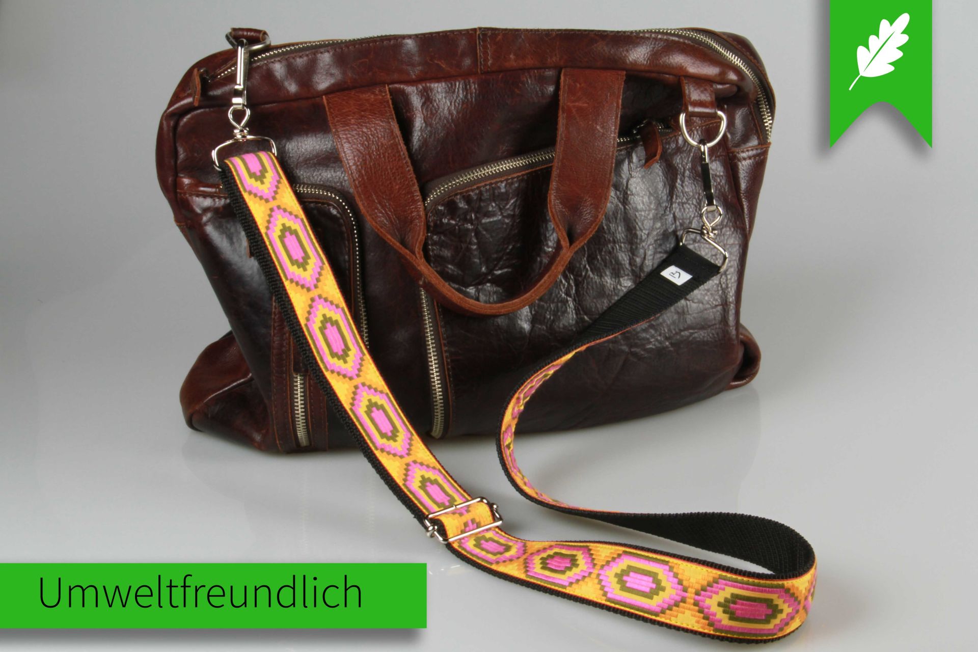 Taschengurt im Boho-Stil | Verstellbarer Schultergurt mit aufgesteppter Ethno-Borte | 40 mm Breite | Metall-karabiner | Schwarz mit Borte Taschengurt im Boho-Stil | Verstellbarer Schultergurt mit aufgesteppter Ethno-Borte | 40 mm Breite | Metall-karabiner | Schwarz mit Borte