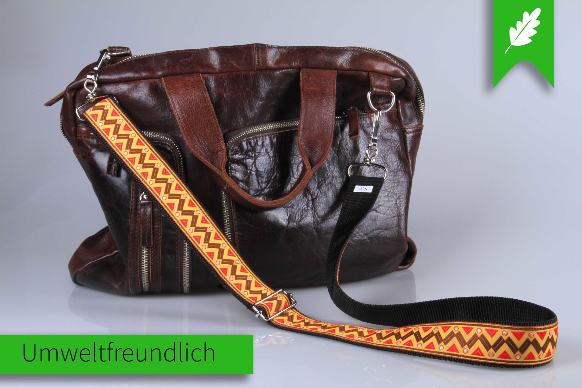 Taschengurt im Ethno-Stil | Verstellbarer Schultergurt mit aufgesteppter Zickzack Ethno-Borte | 40 mm Breite | Metall-karabiner | Schwarz mit Borte Taschengurt im Ethno-Stil | Verstellbarer Schultergurt mit aufgesteppter Zickzack Ethno-Borte | 40 mm Breite | Metall-karabiner | Schwarz mit Borte