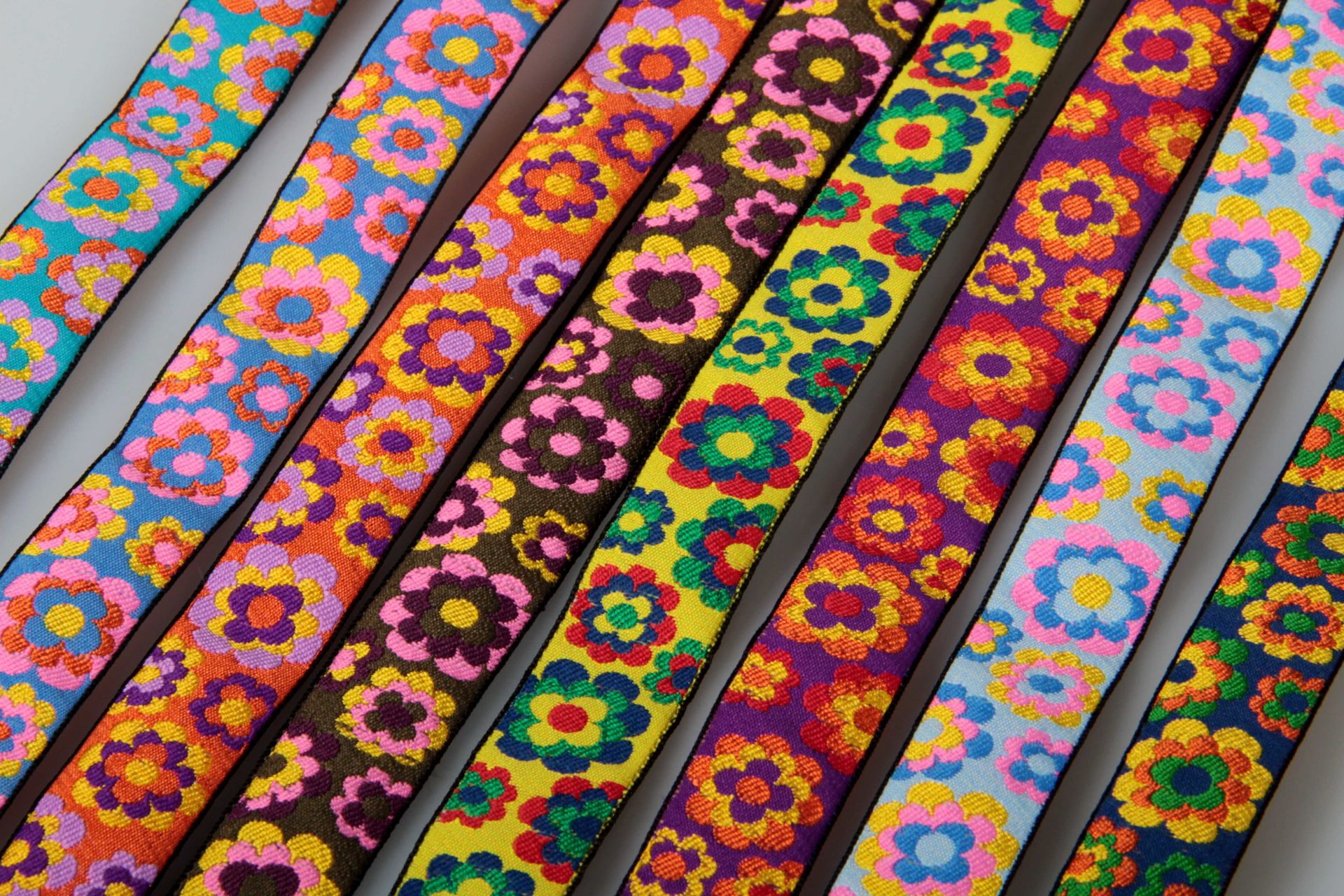 Borte | Retroflowers Jacquardband | 0,5 m - 1 m | 20 mm breit | Sommerkollektion 2026 | Farbauswahl | Made in Germany Borte | Retroflowers Jacquardband | 0,5 m - 1 m | 20 mm breit | Sommerkollektion 2026 | Farbauswahl | Made in Germany